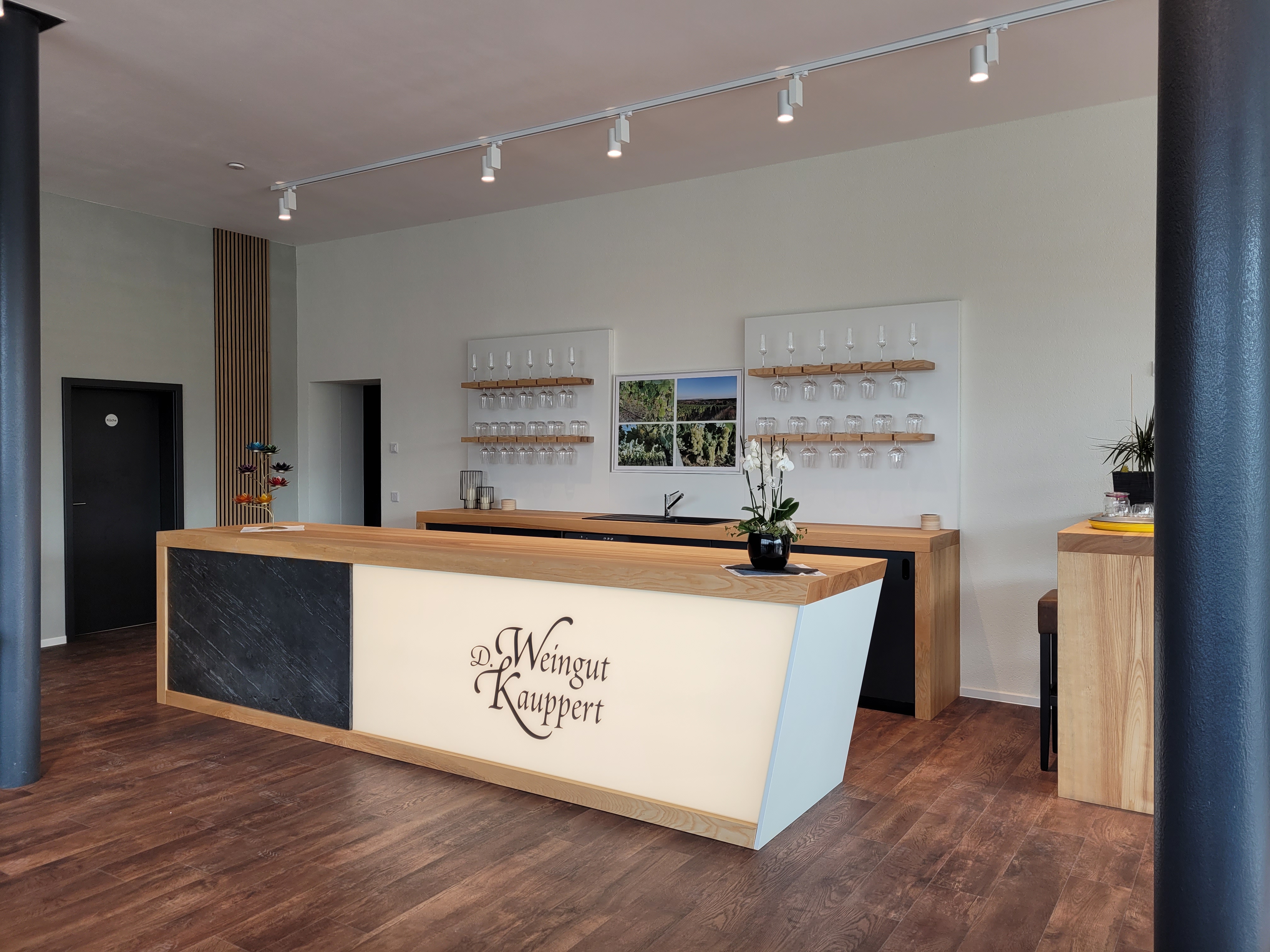 Theke der Vinothek des Weingut Kauppert in Sommerach